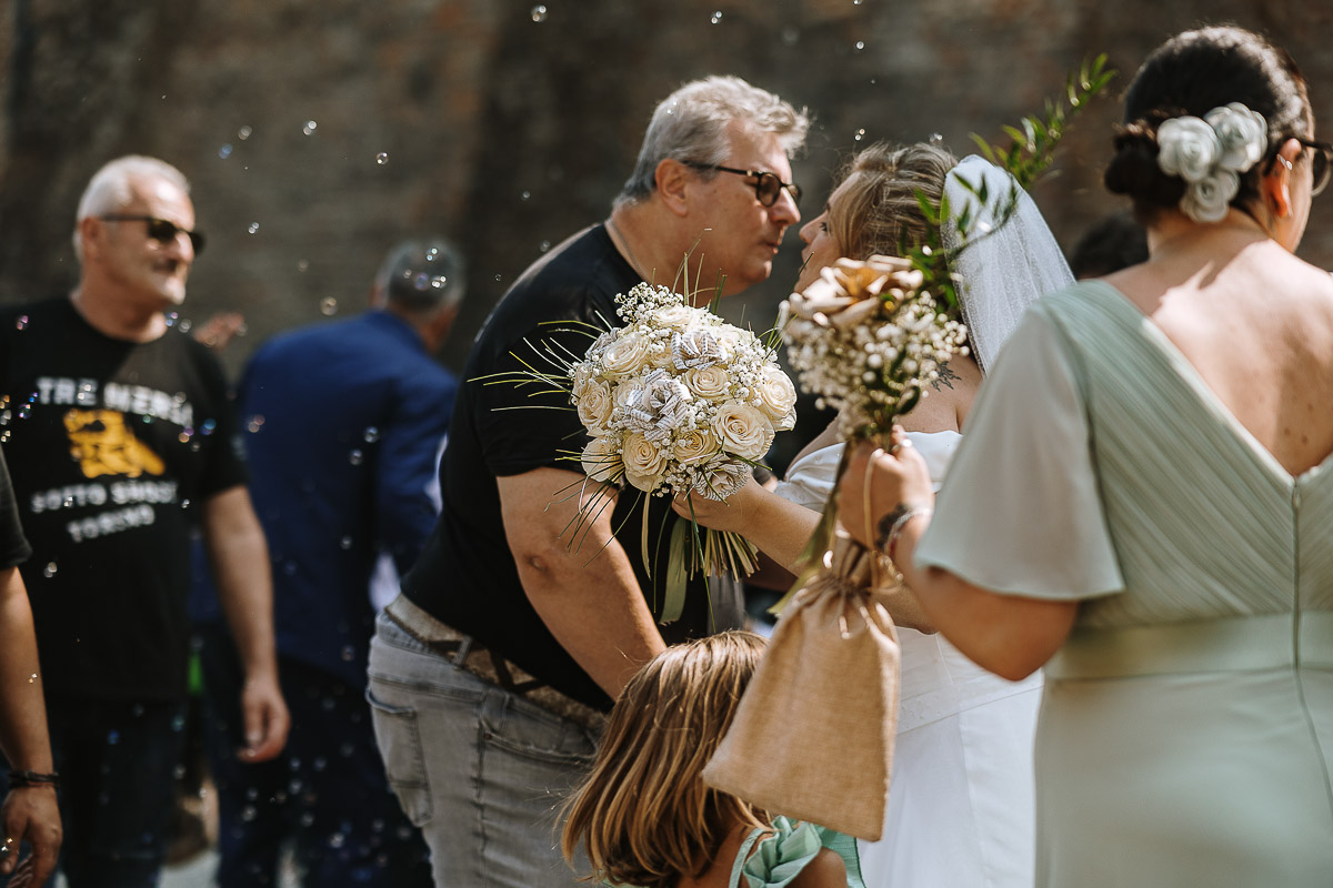 Fotografo Matrimonio in Piemonte. Cerimonia nella chiesa di San Giovanni Battista di Moriondo Torinese. All'uscita gli amici motociclisti hanno creato un cuore con le moto e acceso dei fumi colorati rossi e verdi.