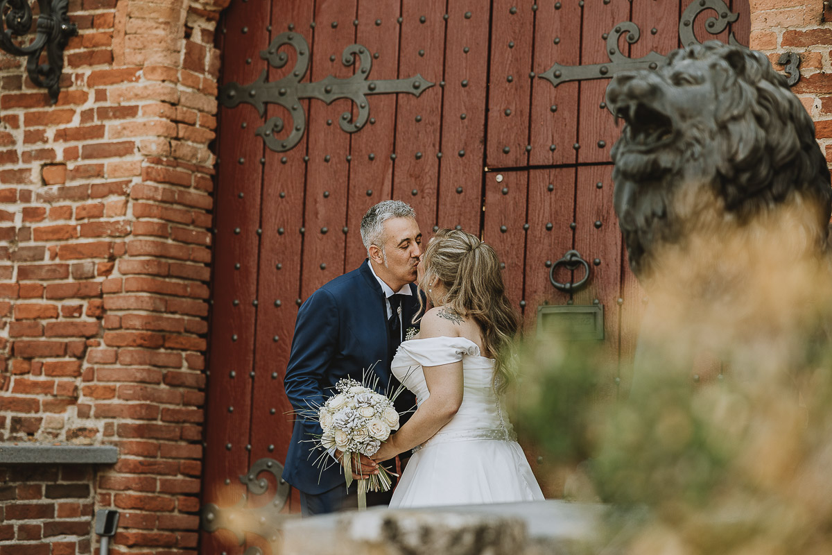 Fotografo Matrimonio in Piemonte. Ritratti di coppia degli sposi davanti al castello di Moriondo Torinese. Bacio degli sposi