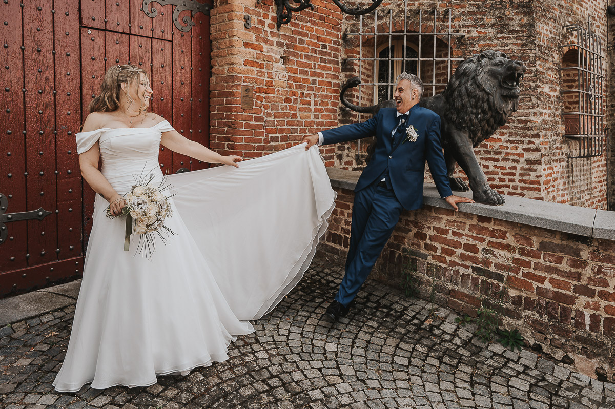Fotografo Matrimonio in Piemonte. Ritratti di coppia degli sposi davanti al castello di Moriondo Torinese.