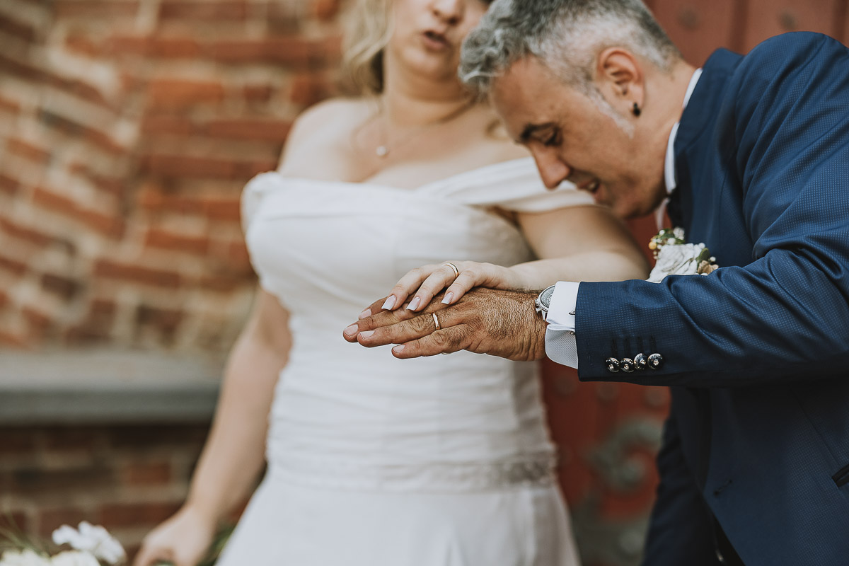 Fotografo Matrimonio in Piemonte. Ritratti di coppia degli sposi davanti al castello di Moriondo Torinese.
