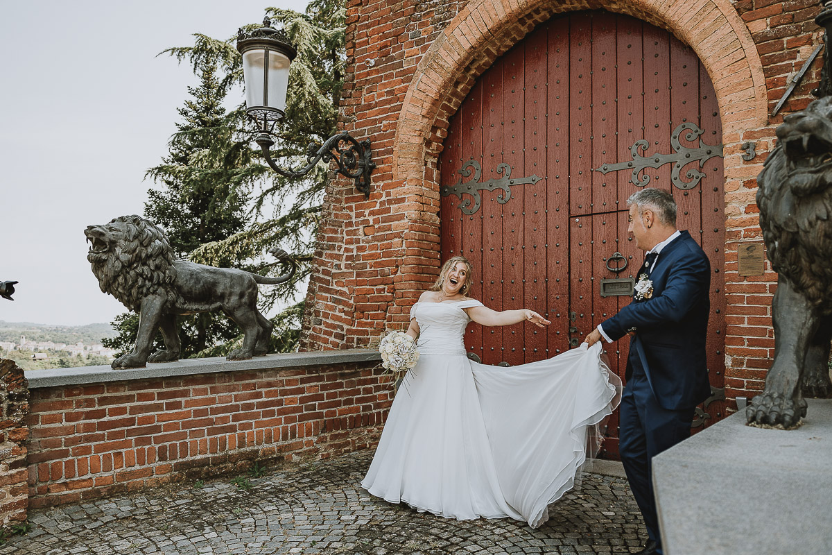 Fotografo Matrimonio in Piemonte. Ritratti di coppia degli sposi davanti al castello di Moriondo Torinese.