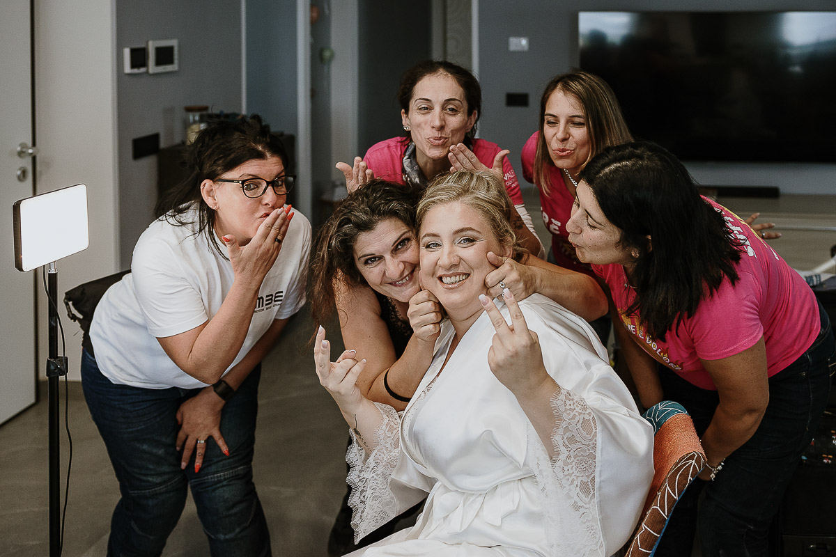 Fotografo Matrimonio in Piemonte. Preparazione a Moncucco Torinese. Sposa con le amiche motocicliste.