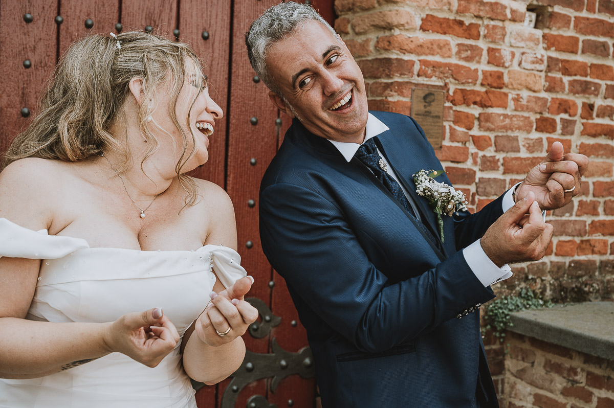 Fotografo Matrimonio in Piemonte. Ritratti di coppia degli sposi davanti al castello di Moriondo Torinese.