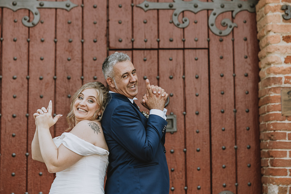 Fotografo Matrimonio in Piemonte. Ritratti di coppia degli sposi davanti al castello di Moriondo Torinese. Gli sposi in posa 007