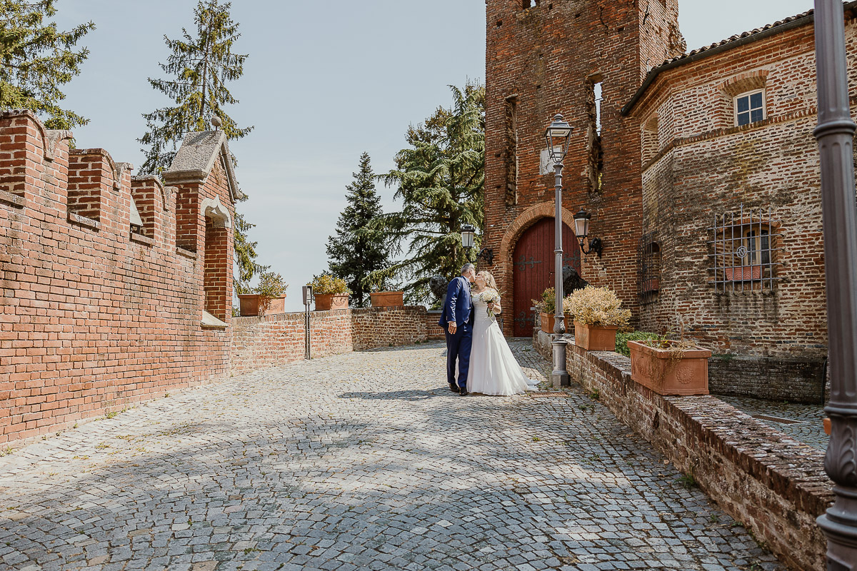 Fotografo Matrimonio in Piemonte. Ritratti di coppia degli sposi davanti al castello di Moriondo Torinese.