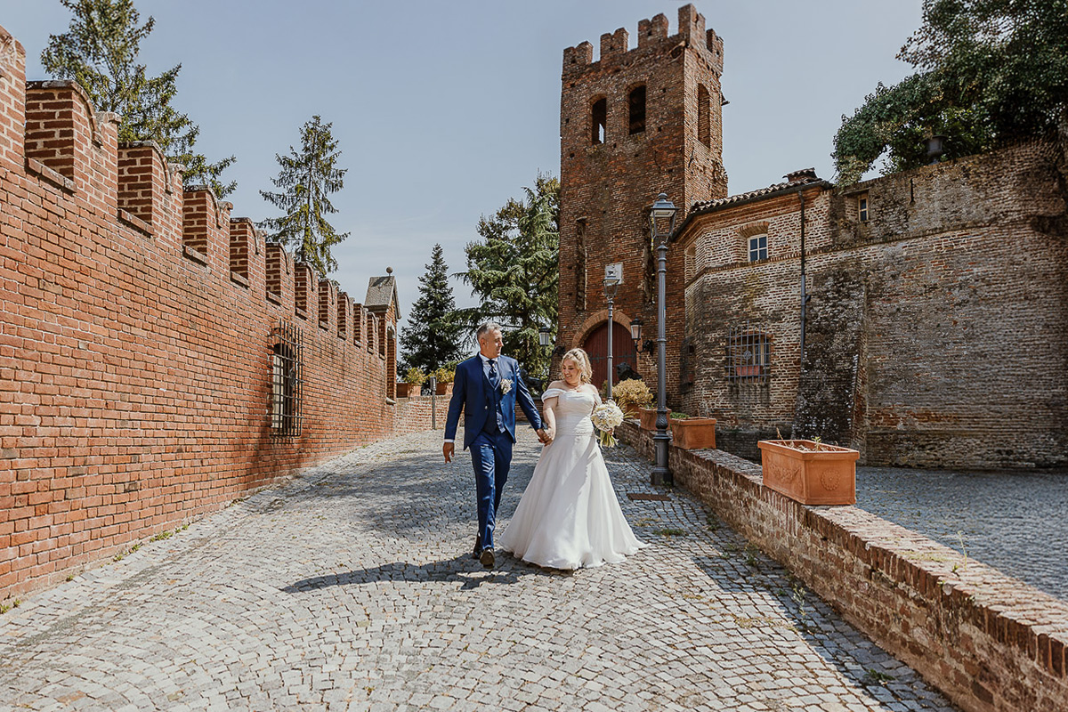 Fotografo Matrimonio in Piemonte. Ritratti di coppia degli sposi davanti al castello di Moriondo Torinese.