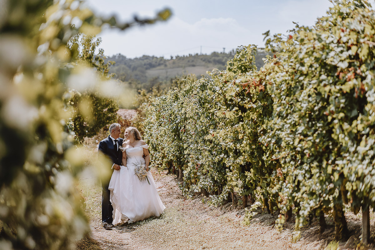 Fotografo Matrimonio in Piemonte. Ritratti di coppia degli sposi nel vigneto di famiglia a Moncucco Torinese.