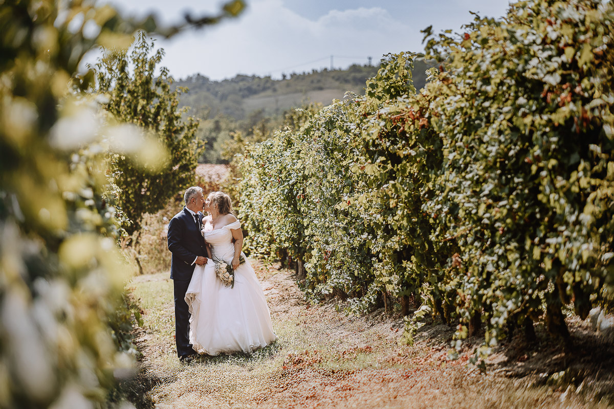 Fotografo Matrimonio in Piemonte. Ritratti di coppia degli sposi nel vigneto di famiglia a Moncucco Torinese.
