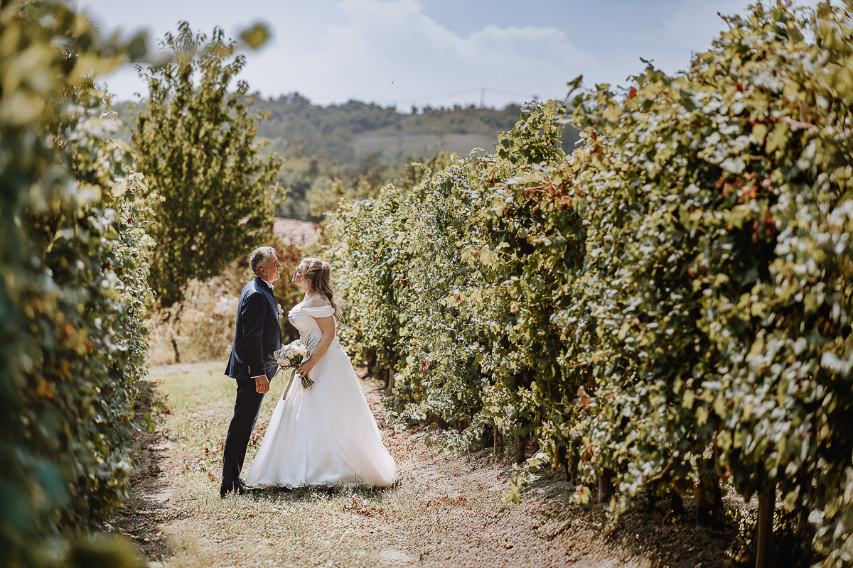 Fotografo Matrimonio in Piemonte. Ritratti di coppia degli sposi nel vigneto di famiglia a Moncucco Torinese.