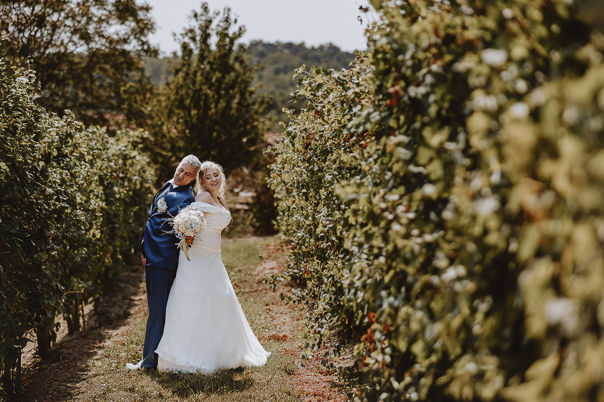 Fotografo Matrimonio in Piemonte. Ritratti di coppia degli sposi nel vigneto di famiglia a Moncucco Torinese.