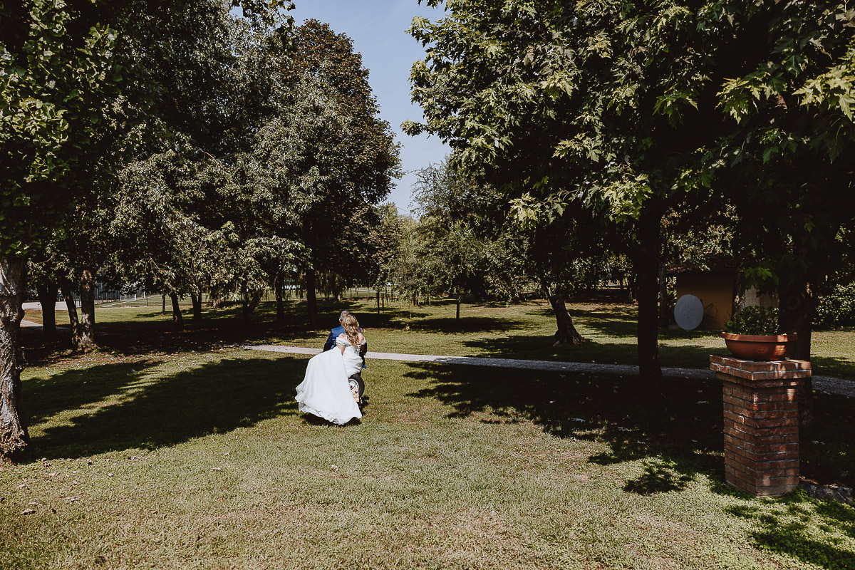 Fotografo Matrimonio in Piemonte. Ricevimento all'agriturismo Greppi di crescentino (VC). Gli sposi sulla Lambretta d'epoca.