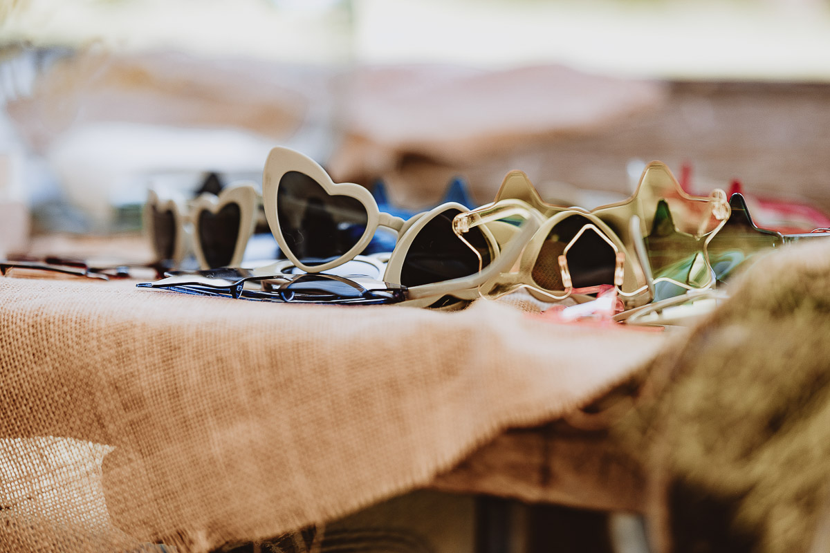 Fotografo Matrimonio in Piemonte. Ricevimento all'agriturismo Greppi di Crescentino (VC). Aperitivo. Occhiali da sole a forma di cuore e divertenti.