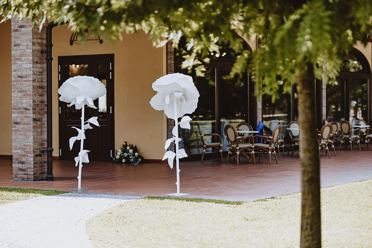 Fotografo Matrimonio in Piemonte. Ricevimento all'agriturismo Greppi di Crescentino (VC). Aperitivo. Decorazioni floreali. Fiori di carta gigant.