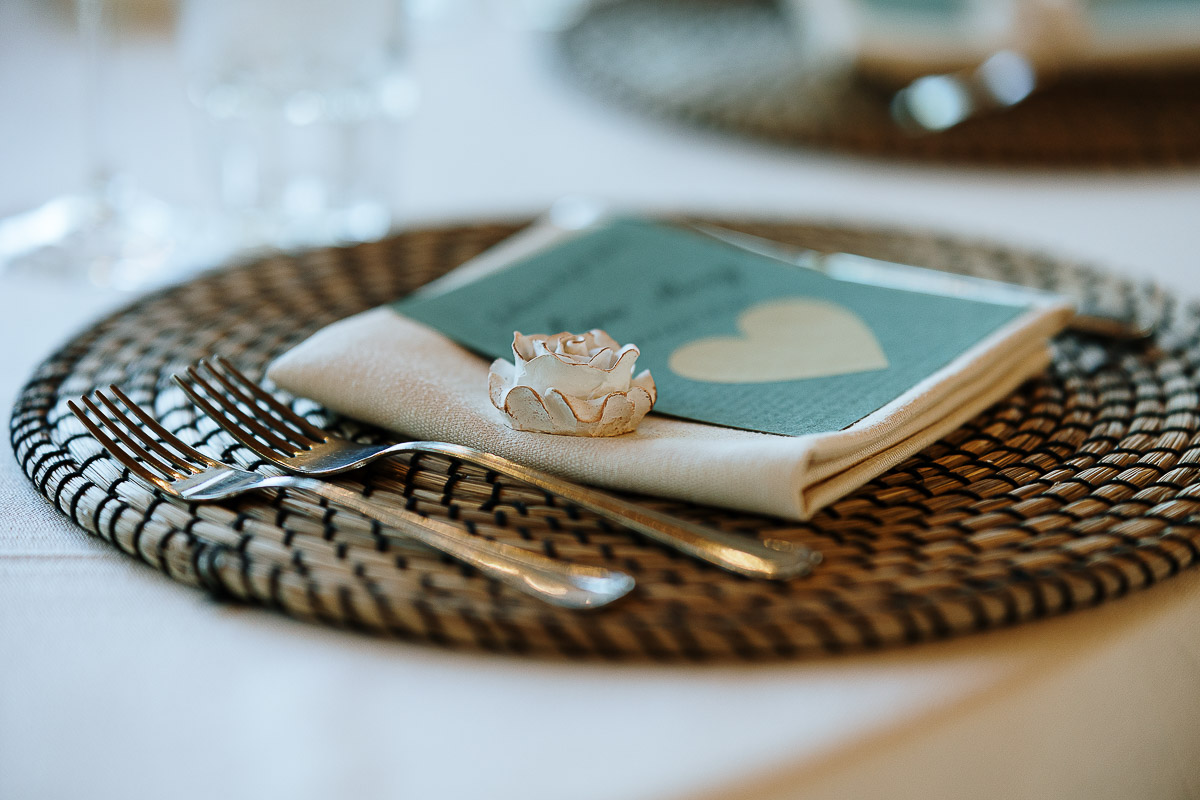 Fotografo Matrimonio in Piemonte. Ricevimento all'agriturismo Greppi di Crescentino (VC). Aperitivo. Posto tavola.