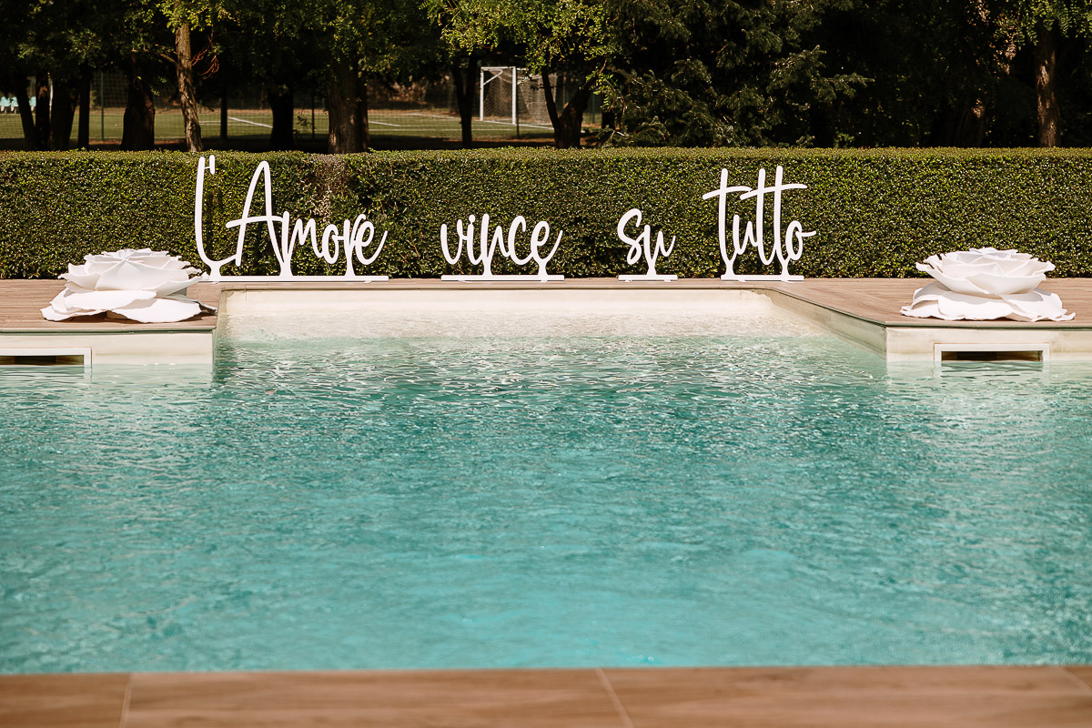Fotografo Matrimonio in Piemonte. Ricevimento all'agriturismo Greppi di Crescentino (VC). Aperitivo. Piscina.