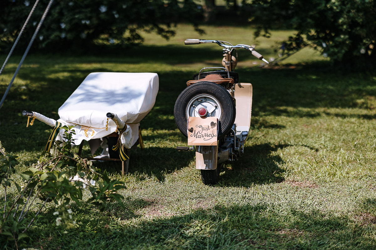 Fotografo Matrimonio in Piemonte. Ricevimento all'agriturismo Greppi di Crescentino (VC). Aperitivo. Lambretta d'epoca e carriola a sorpresa.