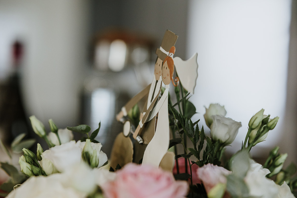 Fotografo Matrimonio in Piemonte. Preparazione a Moncucco Torinese. Cake topper.