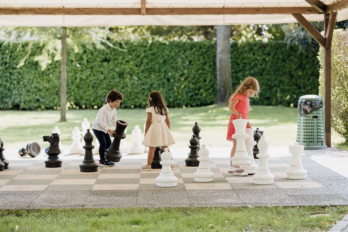 Fotografo Matrimonio in Piemonte. Ricevimento all'agriturismo Greppi di Crescentino (VC). Aperitivo. Bambini che giocano sulla scacchiera gigante.