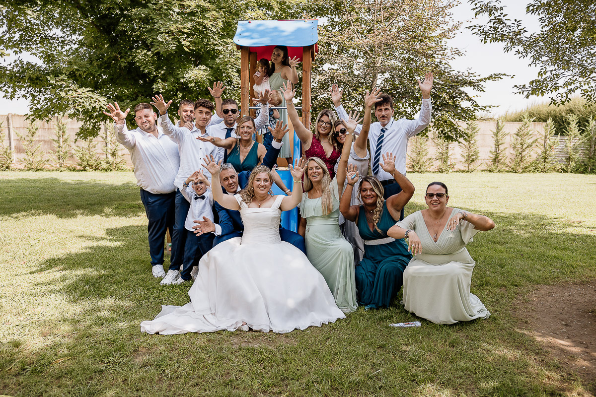Fotografo Matrimonio in Piemonte. Ricevimento all'agriturismo Greppi di Crescentino (VC). Aperitivo. Sposi con amici davanti allo scivolo.