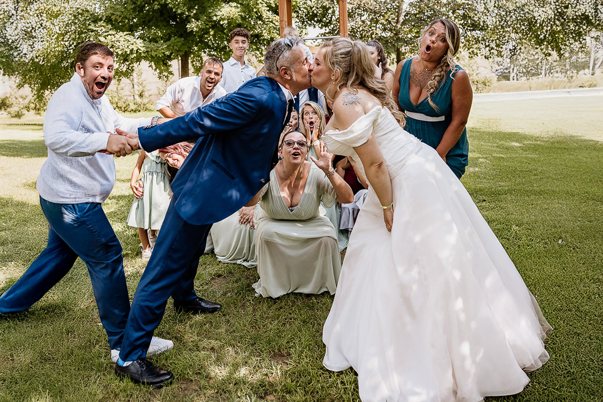 Fotografo Matrimonio in Piemonte. Ricevimento all'agriturismo Greppi di Crescentino (VC). Aperitivo. Sposi con gli amici.