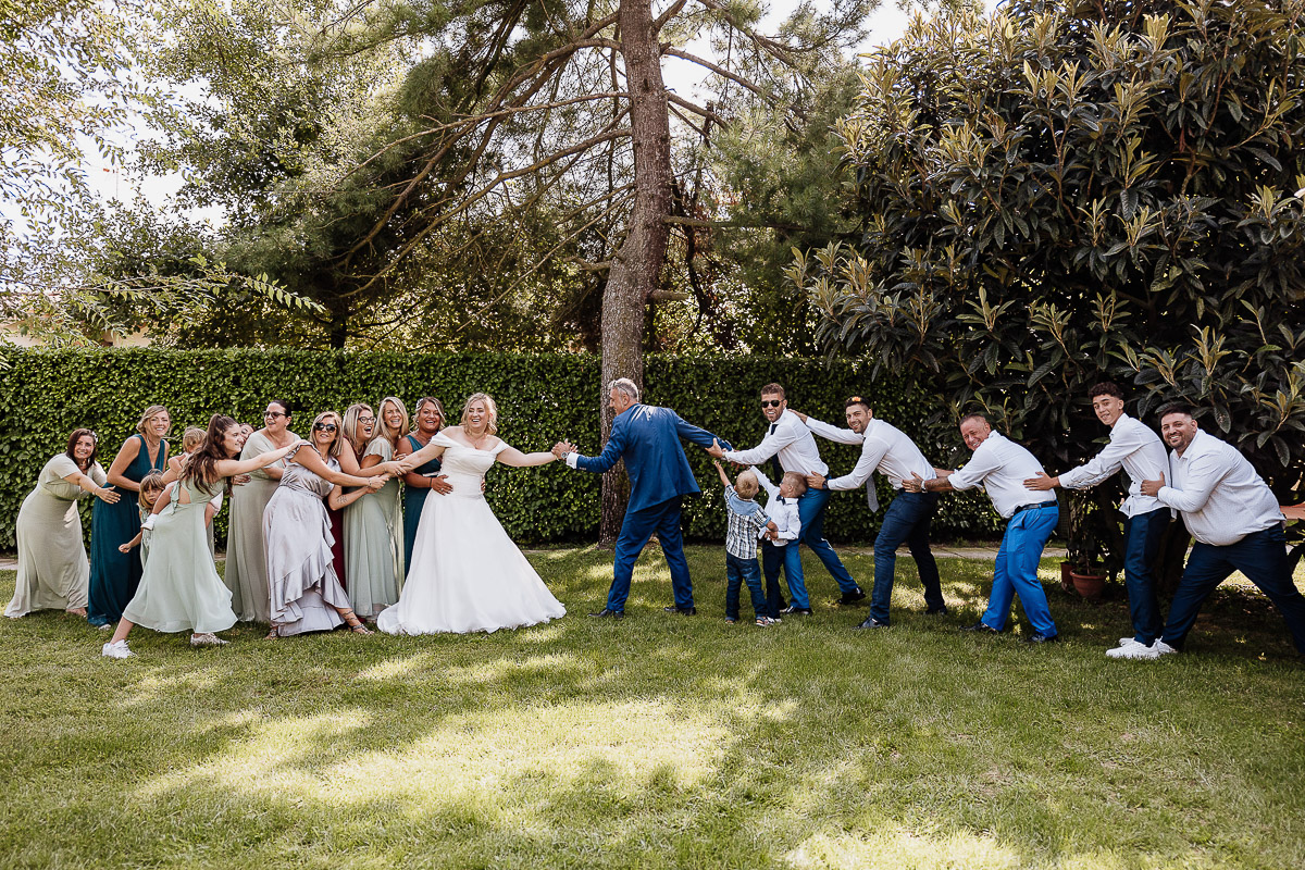 Fotografo Matrimonio in Piemonte. Ricevimento all'agriturismo Greppi di Crescentino (VC). Aperitivo. Ritratti divertenti con gli amici.