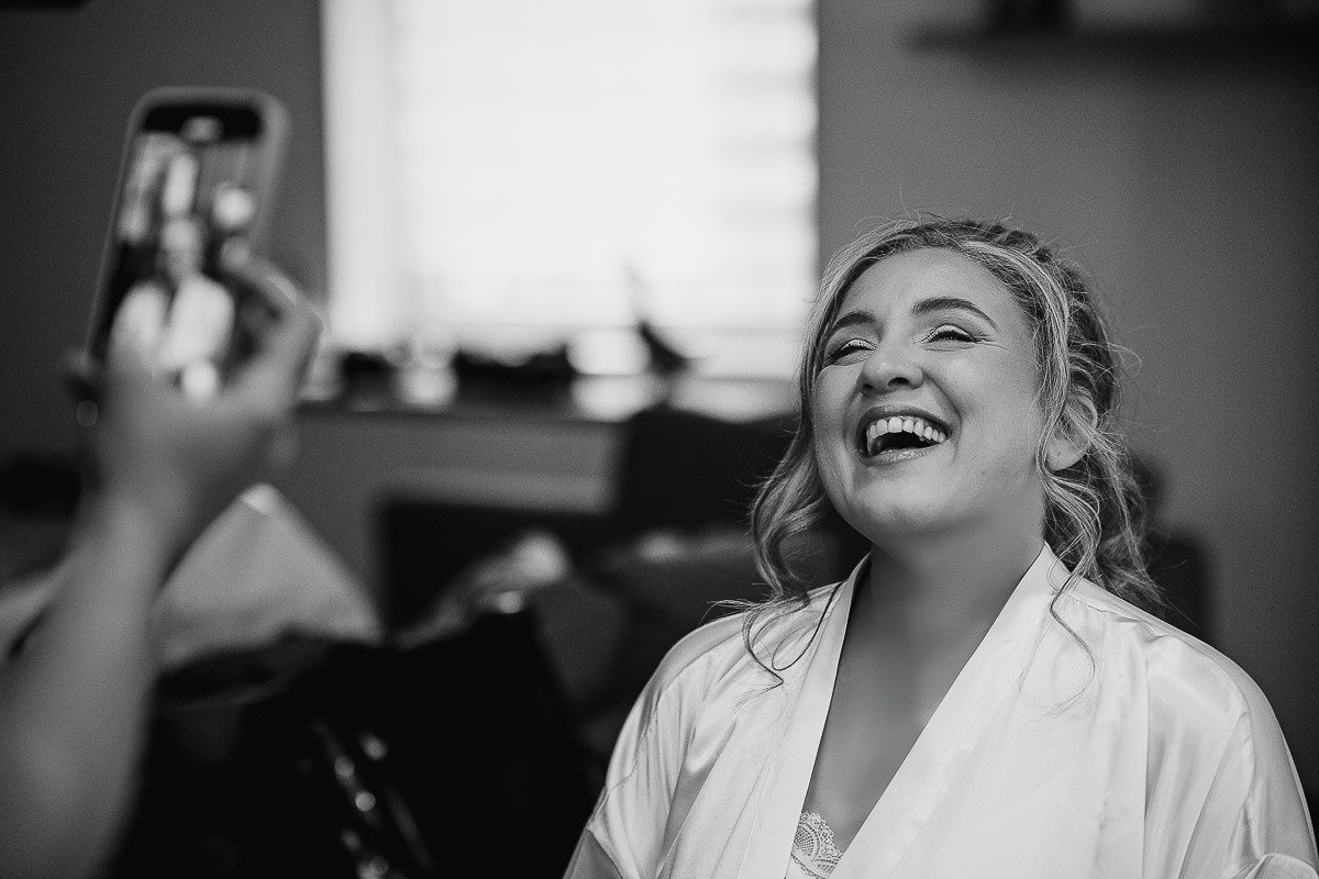 Fotografo Matrimonio in Piemonte. Preparazione a Moncucco Torinese. make-up della sposa. bel ritratto della sposa sorridente. Bianco e nero.