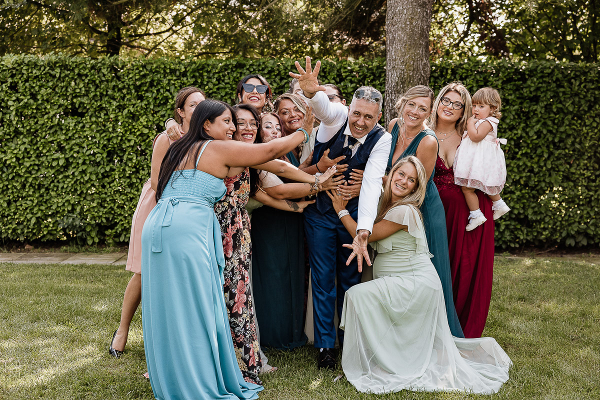 Fotografo Matrimonio in Piemonte. Ricevimento all'agriturismo Greppi di Crescentino (VC). Aperitivo. Sposo con le amiche.
