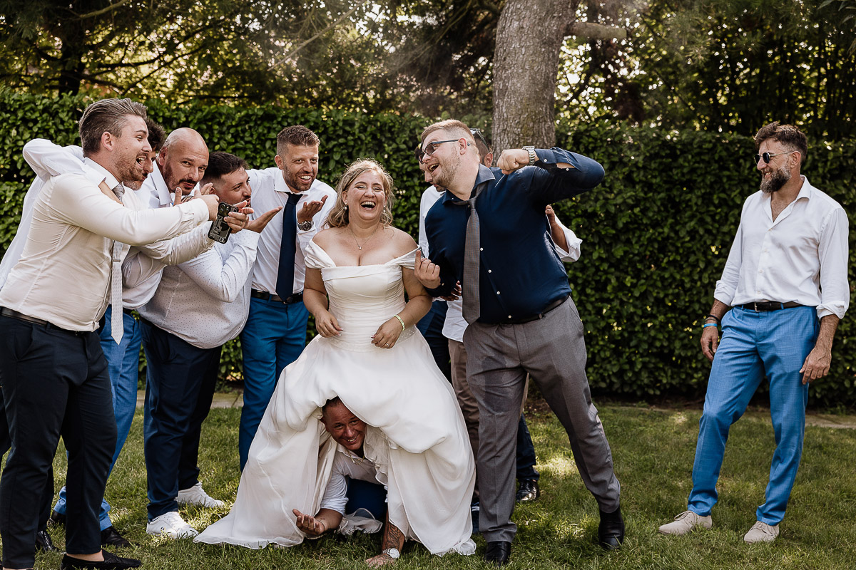Fotografo Matrimonio in Piemonte. Ricevimento all'agriturismo Greppi di Crescentino (VC). Aperitivo. Sposa con gli amici.