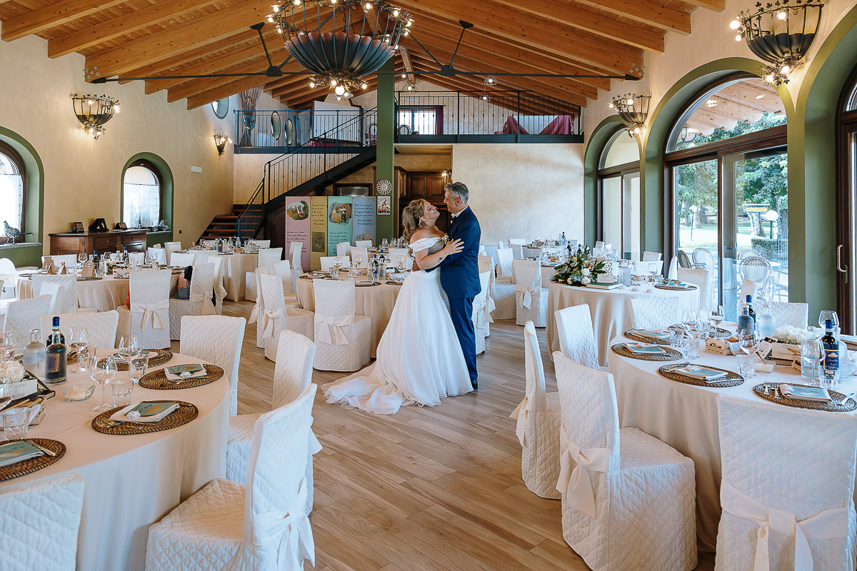 Fotografo Matrimonio in Piemonte. Ricevimento all'agriturismo Greppi di Crescentino (VC). Aperitivo. Sposi nella sala da pranzo.