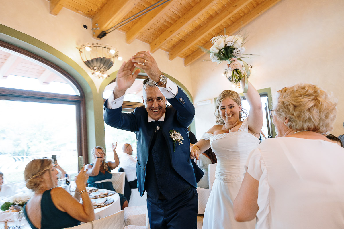 Fotografo Matrimonio in Piemonte. Ricevimento all'agriturismo Greppi di Crescentino (VC). Pranzo nuziale. Entrata in sala degli sposi.