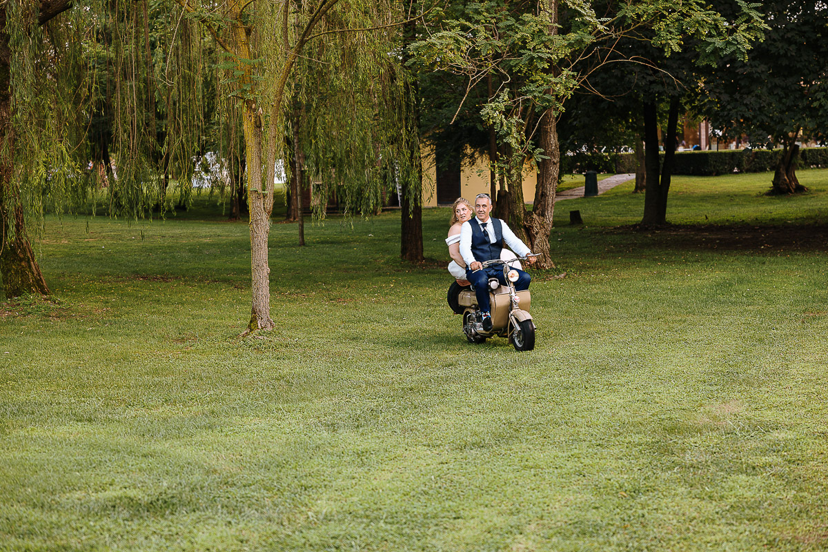 Fotografo Matrimonio in Piemonte. Ricevimento all'agriturismo Greppi di Crescentino (VC). Ricevimento. Ritratti degli sposi al campo di calcio. Gli sposi arrivano sulla Lambretta d'epoca.