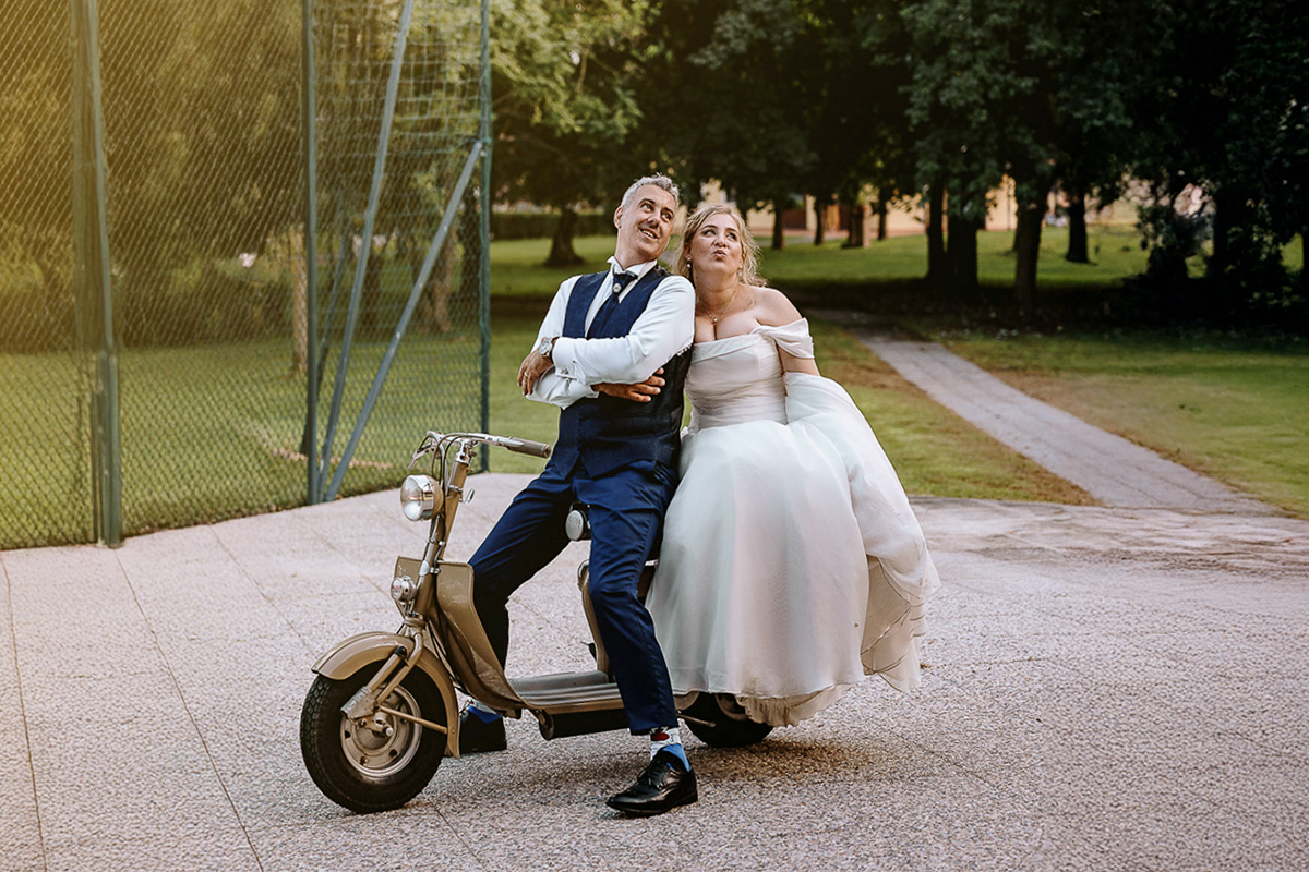 Fotografo Matrimonio in Piemonte. Ricevimento all'agriturismo Greppi di Crescentino (VC). Ricevimento. Ritratti degli sposi al campo di calcio. Gli sposi sulla Lambretta d'epoca.