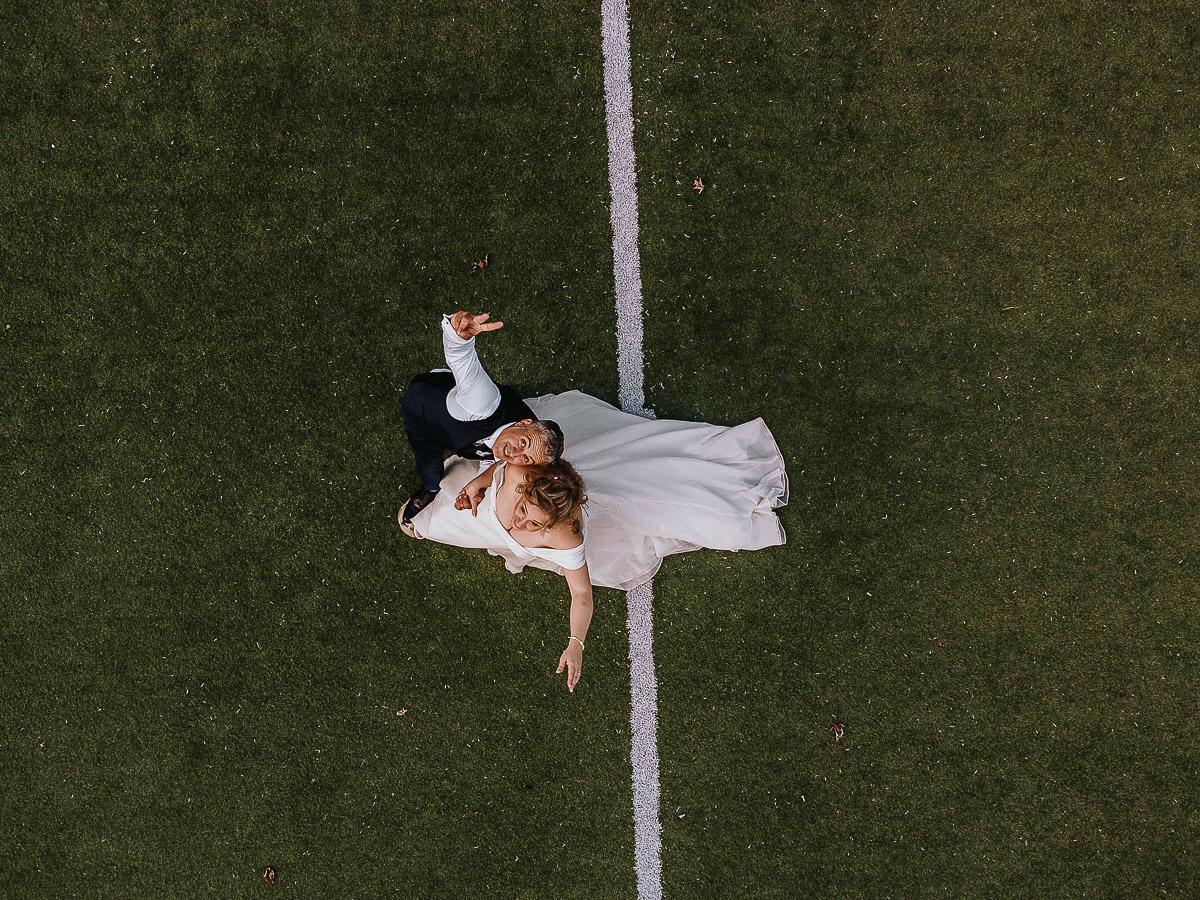 Fotografo Matrimonio in Piemonte. Ricevimento all'agriturismo Greppi di Crescentino (VC). Ricevimento. Ritratti degli sposi al campo di calcio. Sposi ripresi dall'alto. Foto aerea dal drone.