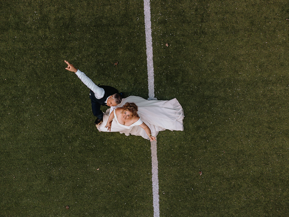 Fotografo Matrimonio in Piemonte. Ricevimento all'agriturismo Greppi di Crescentino (VC). Ricevimento. Ritratti degli sposi al campo di calcio. Sposi ripresi dall'alto. Foto aerea dal drone.
