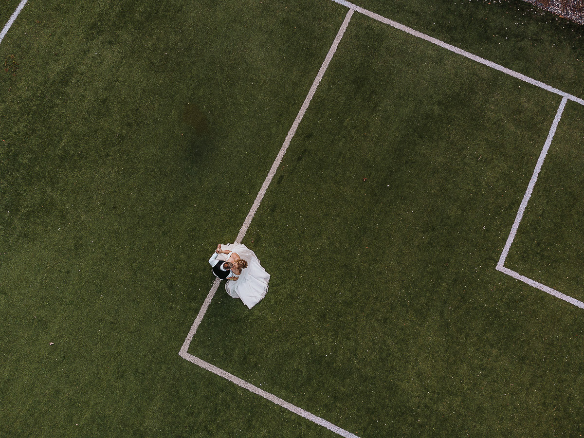 Fotografo Matrimonio in Piemonte. Ricevimento all'agriturismo Greppi di Crescentino (VC). Ricevimento. Ritratti degli sposi al campo di calcio. Sposi ripresi dall'alto. Foto aerea dal drone.
