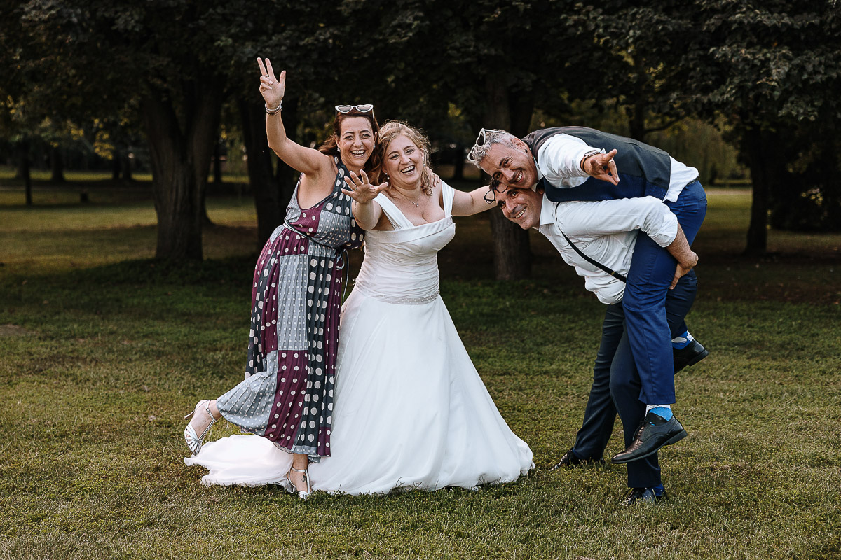 Fotografo Matrimonio in Piemonte. Ricevimento all'agriturismo Greppi di Crescentino (VC). Ricevimento. Sposi con una coppia di amici.