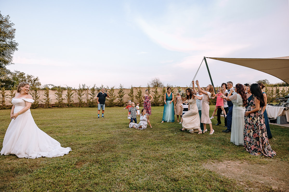 Fotografo Matrimonio in Piemonte. Ricevimento all'agriturismo Greppi di Crescentino (VC). Ricevimento. lancio del bouquet Due ragazze lottano per prendere il bouquet