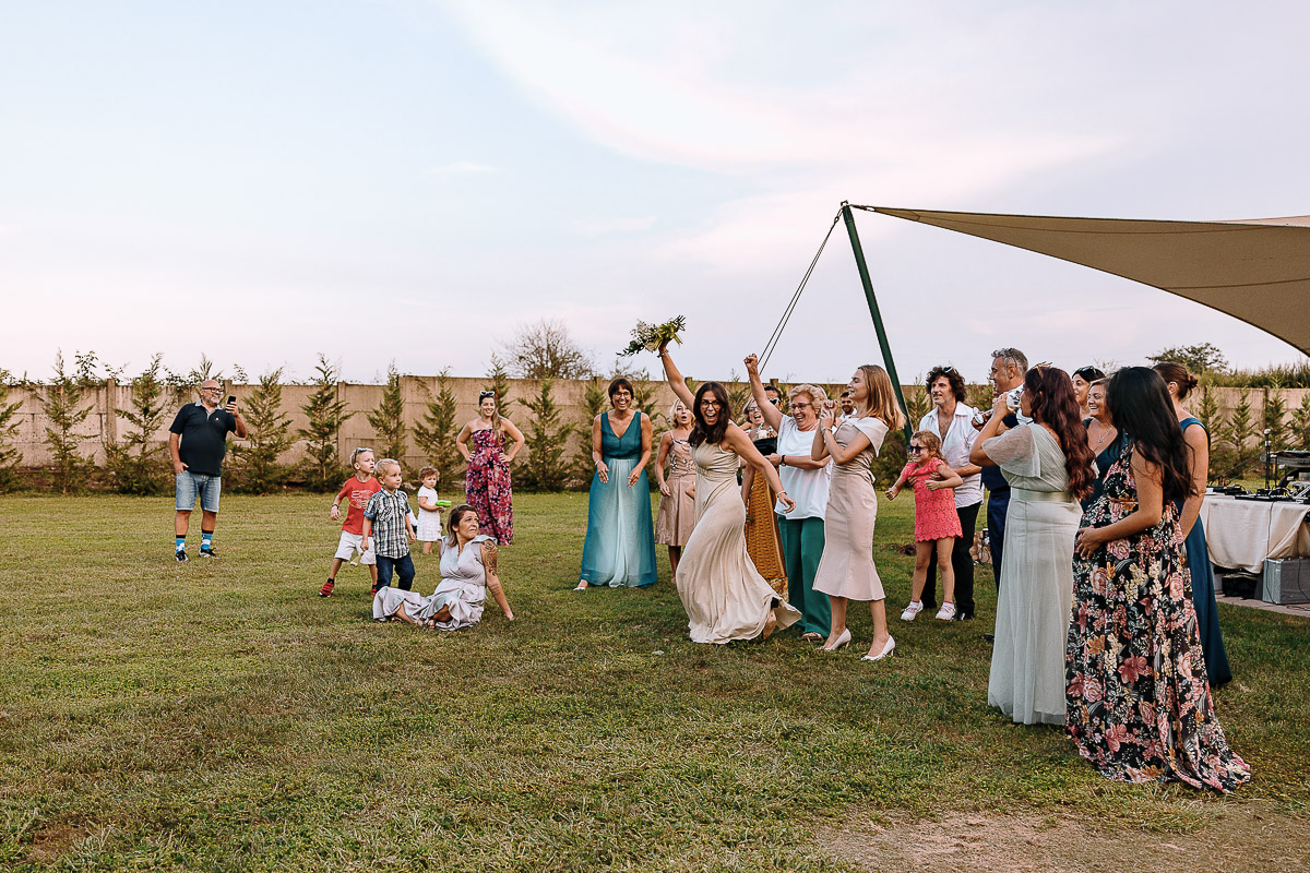 Fotografo Matrimonio in Piemonte. Ricevimento all'agriturismo Greppi di Crescentino (VC). Ricevimento. lancio del bouquet