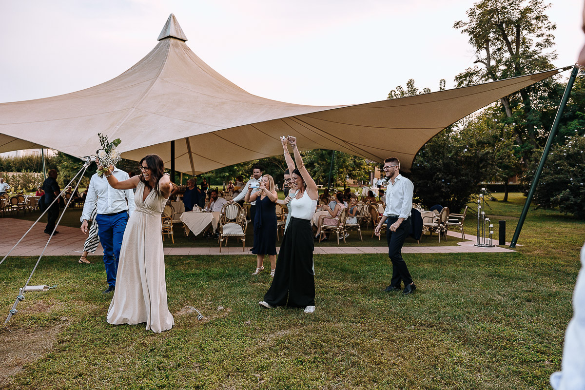 Fotografo Matrimonio in Piemonte. Ricevimento all'agriturismo Greppi di Crescentino (VC). Ricevimento. lancio del bouquet
