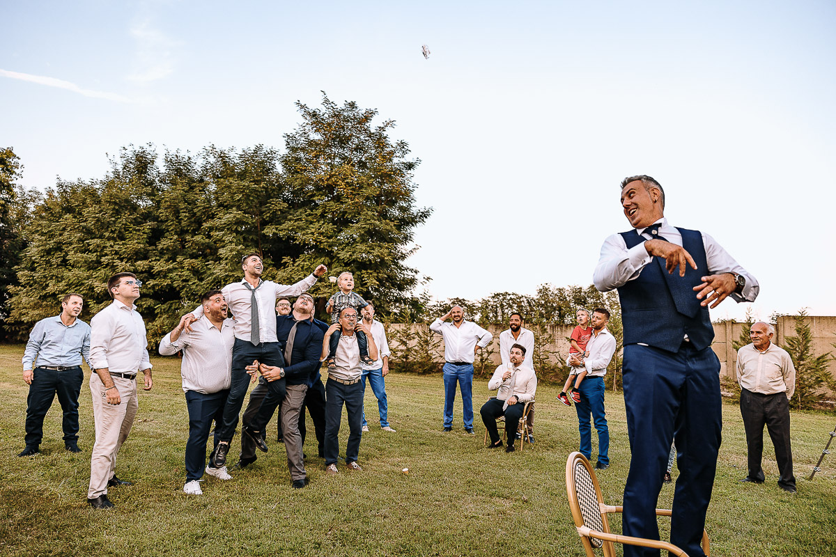 Fotografo Matrimonio in Piemonte. Ricevimento all'agriturismo Greppi di Crescentino (VC). Ricevimento. lancio della giarrettiera.