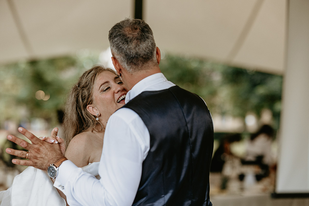Fotografo Matrimonio in Piemonte. Ricevimento all'agriturismo Greppi di Crescentino (VC). Ricevimento. balli. Primo ballo degli sposi.