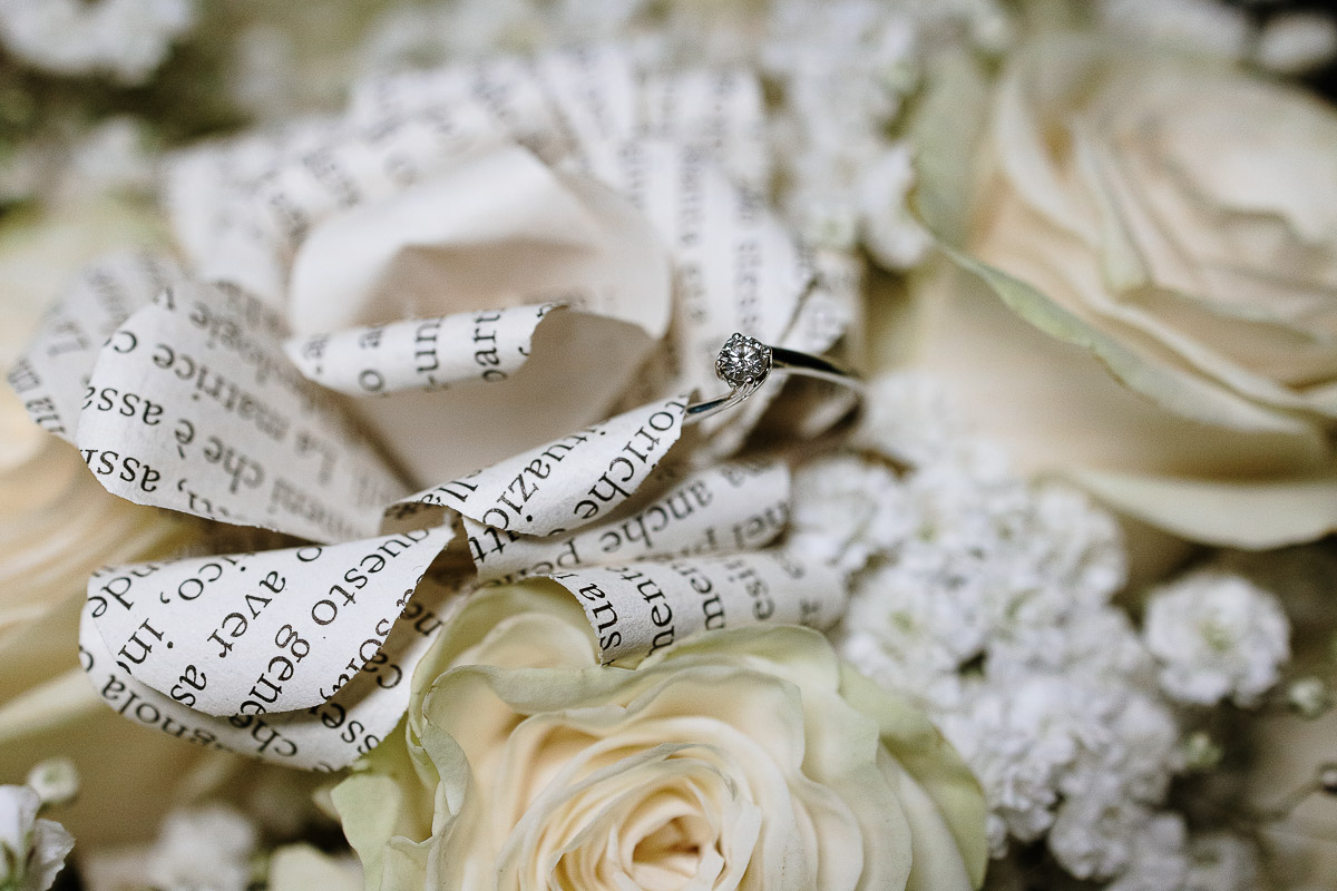 Fotografo Matrimonio in Piemonte. Preparazione a Moncucco Torinese. Anello sul bouquet.