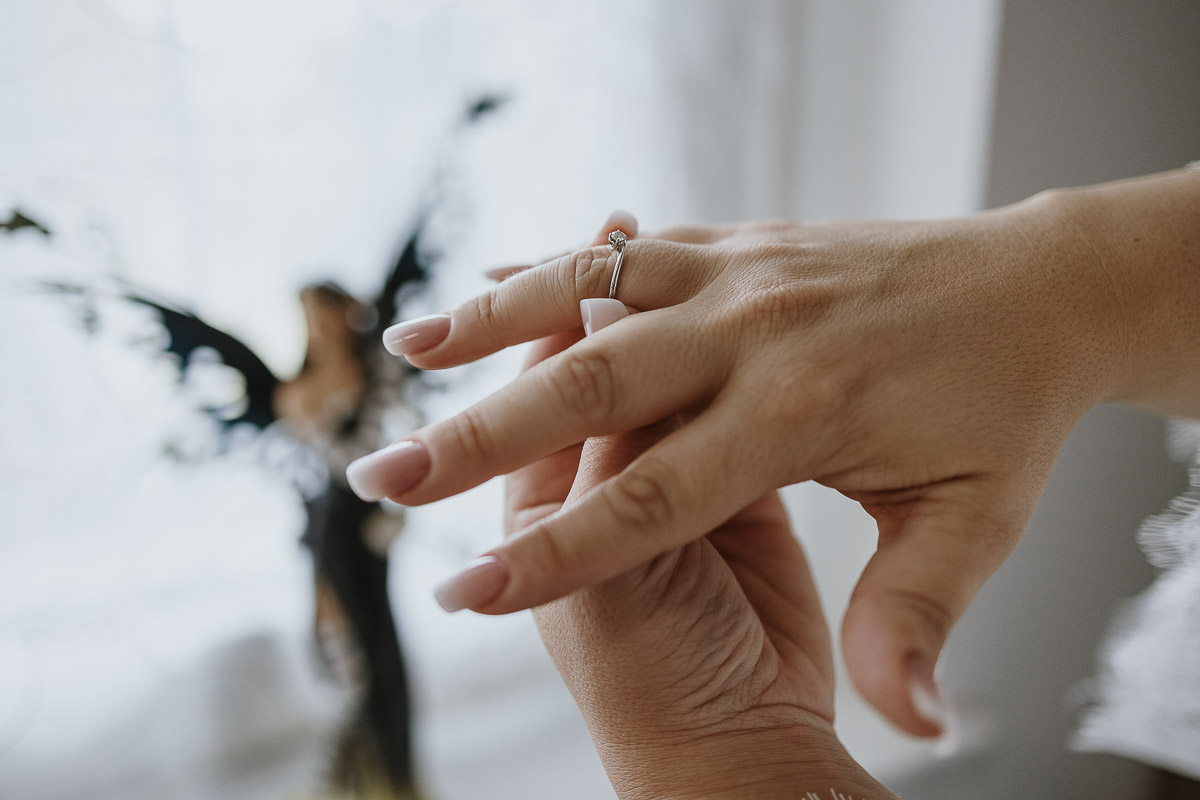 Fotografo Matrimonio in Piemonte. Preparazione a Moncucco Torinese. Sposa mostra il suo anello di fidanzamento.