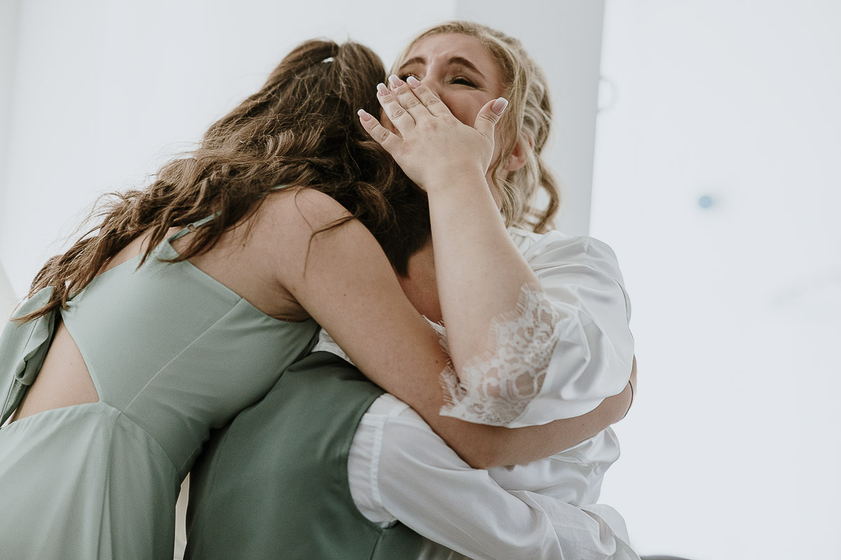 Fotografo Matrimonio in Piemonte. Preparazione a Moncucco Torinese. Sposa commossa abbraccia i nipoti.