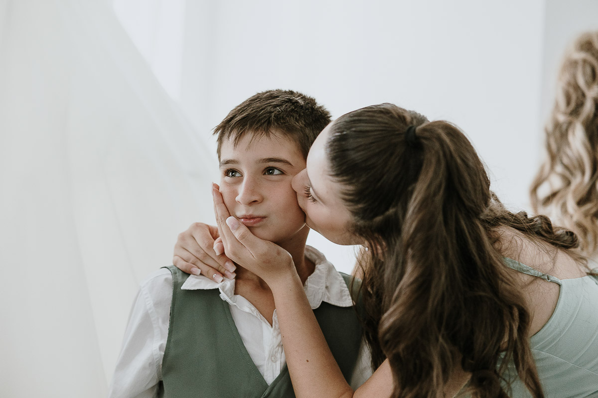 Fotografo Matrimonio in Piemonte. Preparazione a Moncucco Torinese. Nipoti della sposa.