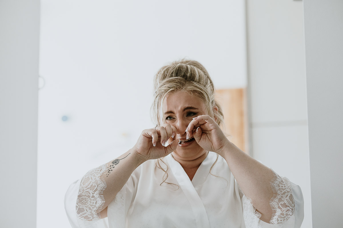Fotografo Matrimonio in Piemonte. Preparazione a Moncucco Torinese. Sposa commossa