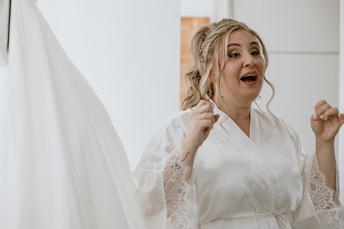 Fotografo Matrimonio in Piemonte. Preparazione a Moncucco Torinese. Sposa ride.