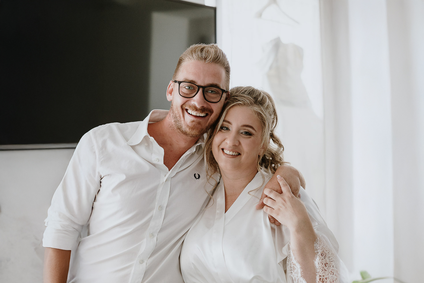 Fotografo Matrimonio in Piemonte. Preparazione a Moncucco Torinese. Ritratto della sposa con il fratello.