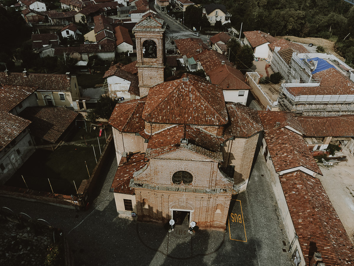 Fotografo Matrimonio in Piemonte. Preparazione a Moncucco Torinese. veduta della chiesa di san Giovanni Battista di Moriondo Torinese dal drone.
