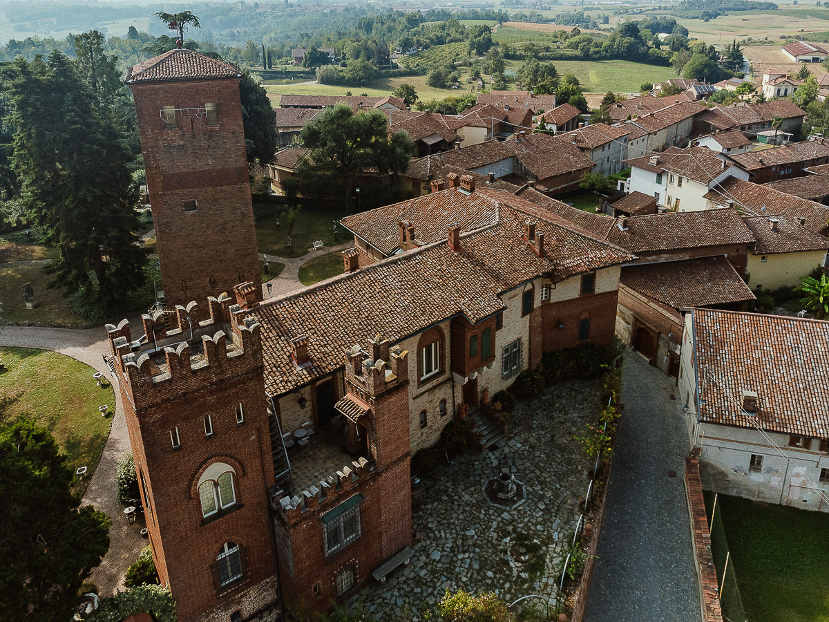 Veduta aerea dal drone del castello di Moriondo Torinese.